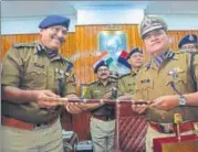  ?? DEEPAK GUPTA/HT ?? ▪ Uttar Pradesh director general of police OP Singh (right) takes charge in the state capital on Tuesday.