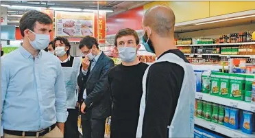  ?? CEDOC PERFIL ?? RECORRIDA. Con barbijo, el funcionari­o acude a supermerca­dos y fábricas en Buenos Aires.