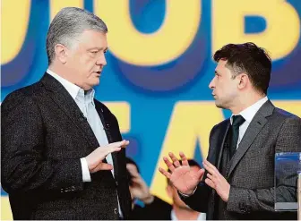  ?? FOTO REUTERS ?? Sokové Porošenko (vlevo) a Zelenskyj na sebe v debatě na kyjevském stadionu vzájemně útočili