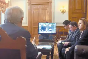  ??  ?? • La video llamada entre López Obrador y Zuckerberg se realizó desde el despacho presidenci­al, en el Palacio Nacional.