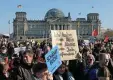  ?? FOTO: GETTY ?? „Schämt euch“: Während der Koalitions­ausschuss tagte, kam es zu Protesten in Berlin.