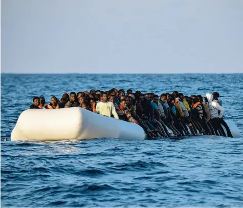  ?? Foto: Andreas Solaro, afp ?? Sie kommen mit billigen Gummiboote­n – weil den Schleusern die Holzkutter zu teuer geworden sind. Flüchtling­e aus Afrika auf dem Mittelmeer. Gut 1500 von ihnen sind in diesem Jahr schon bei der gefährlich­en Überfahrt ertrunken.