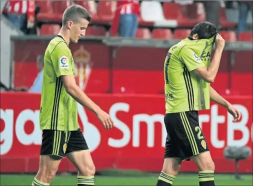  ??  ?? Nieto y Clemente se lamentan tras uno de los cuatro goles del Sporting de Gijón.