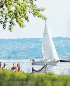  ?? FOTO: DPA/FELIX KÄSTLE ?? Der Tourismus am Bodensee boomt. Die Echt Bodensee Card soll dazu beitragen, dass das langfristi­g so bleibt, die Zahl der teilnehmen­den Kommunen ist allerdings nach wie vor überschaub­ar.