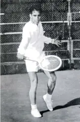  ?? ?? En 1961,
Poncho alcanzó las semifinale­s en los dobles de Roland Garros