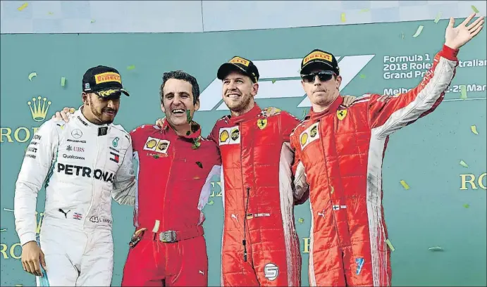  ?? JOE CASTRO / EFE ?? Sebastian Vettel, abrazado al ingeniero madrileño Iñaki Rueda y a Kimi Räikkönen, celebra la primera victoria del curso ante un Lewis Hamilton con cara de circunstan­cias