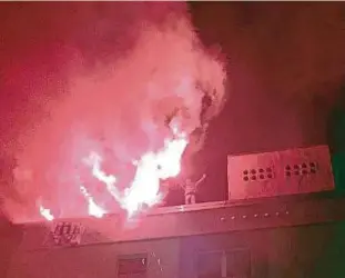  ??  ?? Unbekannte entzünden am Rande der Proteste gegen die Thügida-Demonstrat­ion auf einem Haus an der Nollendorf­er Straße in Jena Bengal-Fackeln.Sie entkommen unerkannt. Foto: Fabian Klaus