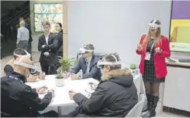  ?? ?? 3D-immersives Meeting mit einer Microsoft VR-Brille.