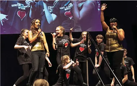  ?? Picture: RACHEL WINTER ?? SPREADING KINDNESS: Local songbirds Lauren-Lee Bock (left) and Felicity Kiran (right) recently performed in the UK where they raised R13 500 for organ donation and flood relief.