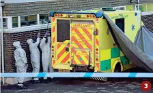  ??  ?? 3 3 La rimozione dell'ambulanza su cui è stato trasportat­o Skripal avvelenato insieme alla figlia