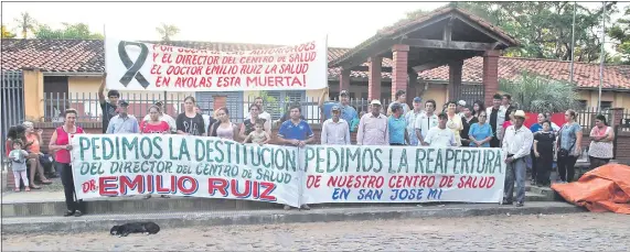  ??  ?? Un grupo de pobladores se movilizan desde hace más de un mes por la reapertura del centro de salud de Ayolas.