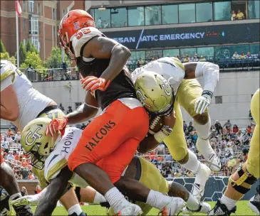  ?? HYOSUB SHIN / HSHIN@AJC.COM ?? Tech quarterbac­k TaQuon Marshall dives into the end zone for a touchdown in the second half of Saturday’s rout of Bowling Green. Marshall completed 5 of 6 passes for 160 yards.