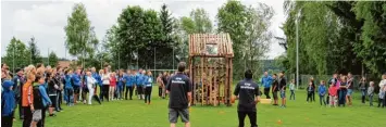  ?? Fotos: Johann Kohler ?? Beim Jubiläumsf­est der SpVgg Auerbach gab es viel Spiel und Spaß: Da kommt eine Wasserbomb­e geflogen, hoffentlic­h wird sie mit dem Eimer gefangen.