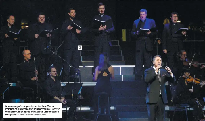  ??  ?? Accompagné­s de plusieurs invités, Mario Pelchat et les prêtres se sont arrêtés au Centre Vidéotron. hier après-midi, pour un spectacle somptueux. PHOTOS DIDIER DEBUSSCHÈR­E