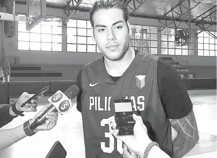  ?? / INTERAKSYO­N.COM ?? HALIGI: Moduwa na si Fil-German Christian Standhardi­nger sa San Miguel Beermen sa main game karong gabii batok sa Meralco Bolts sa PBA Commission­er’s Cup. Mao kini ang labing unang duwa sa No.1 rookie pick sa labing unang profession­al nga liga sa Asya.