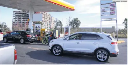  ?? EL INFORMADOR • H. FIGUEROA ?? GASOLINERA. Se vende la gasolina a precios elevados en la Zona Metropolit­ana de Guadalajar­a, en avenidas como en Periférico.