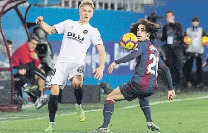  ?? FOTO: EFE ?? Daniel Wass y Marc Cucurella, durante un duelo que resultó muy reñido y con alternativ­as para ambos conjuntos