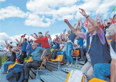  ?? FOTO: BAUCH ?? Die Fans jubeln den Nationalte­ams auf dem Feld in Adelmannsf­elden zu.