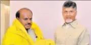  ?? HT PHOTO ?? Kumaraswam­y meets Naidu in Vijayawada on Friday.