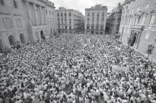  ??  ?? Unión. En España se manifestar­on miles de personas en las principale­s ciudades para demandar “sensatez” entre las administra­ciones.