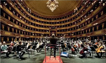  ??  ?? Il maestro Riccardo Chailly sul palco del Teatro alla Scala dirige l’orchestra durante le prove di
A riveder le stelle