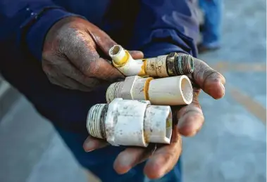  ?? Marie D. De Jesús / Staff photograph­er ?? Levase Campbell of Missouri City shows the plumbing parts he hopes to find while shopping at Ferguson Plumbing.