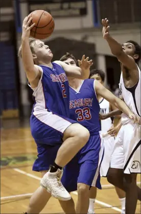  ?? The Maui News / MATTHEW THAYER photo ?? Seabury Hall’s Carl Molinaro goes to the basket against St. Anthony’s Calvin Johnson on Friday at War Memorial Gym.