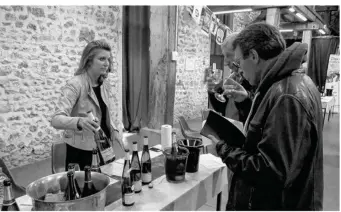  ??  ?? Camille Devismes, viticultri­ce et commerçant­e en vins et spiritueux lors de l’exposition Vins en Seine.