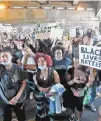  ?? ?? Presencia.
Partidario­s del movimiento Black Lives Matter se reúnen para protestar contra la brutalidad policial, en Reino Unido.