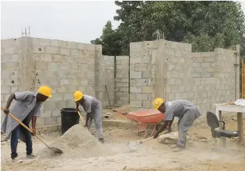  ?? EDIÇÕES NOVEMBRO ?? Construçõe­s desordenad­as têm os dias contados nos arredores da cidade de Mbanza Kongo