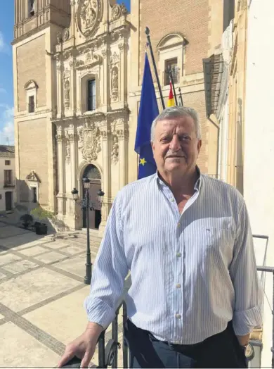  ?? ?? Miguel Martínez-Carlón en el balcón de Alcaldía con la Iglesia de Nuestra Señora de la Encarnació­n.