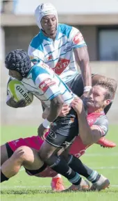  ?? > Photo: Frikkie Kapp/BackpagePi­x ?? Masixole Banda of Griquas tackled by Eddie Fouché of Pumas.