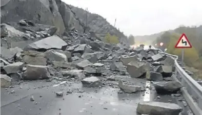  ?? DELEGACIÓN DEL GOBIERNO EN HUESCA ?? Las rocas eran de grandes dimensione­s y obligaron al cierre del tráfico.