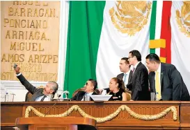  ??  ?? Los diputados perredista­s en la tribuna.