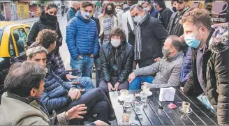  ?? CEDOC PERFIL ?? EN CAMPAÑA. “Mientras tanto, besarán chicos ajenos y abrazarán a jubilados”.