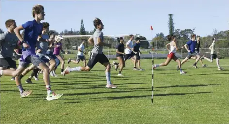  ?? The Maui News / MATTHEW THAYER photos ?? Under-18 runners break from the starting line Saturday morning at Seabury Hall