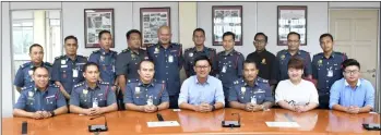  ??  ?? Ling (seated centre) with Misran (third right) and other officials of Sibu and Sungei Merah Bomba pose for a photo at the dialogue.