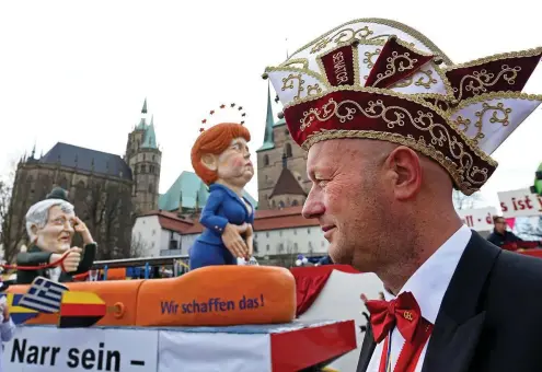  ?? ARCHIV-FOTO: ALEXANDER VOLKMANN ?? Thüringens zurückgetr­etener Ministerpr­äsident Thomas Kemmerich (FDP) mischt seit Jahren aktiv im Karneval mit. Jetzt rückt er selbst in den Blick der Narren.