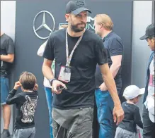  ?? FOTO: MANEL MONTILLA ?? Piqué, en la F-1 Acudió al Circuit para seguir la calificaci­ón del Gran Premio, que se disputa hoy