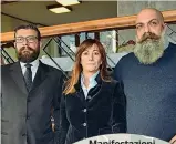  ??  ?? 3 Da sinistra gli esponenti di CasaPound Marco Clemente, Angela De Rosa (candidata governatri­ce) e Gianluca Iannone