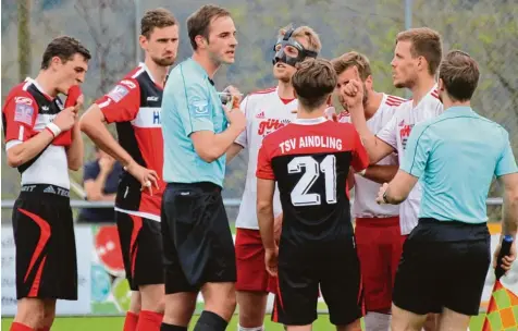  ?? Foto: Josef Abt ?? Der Anfang vom Ende für den TSV Aindling: Christian Wink musst nach einer Unsportlic­hkeit vom Platz. Da änderte auch das „Rudel“nichts.