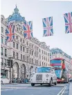  ?? ?? A RED bus on Oxford Street, providing visitors with tours of London. | Unsplash