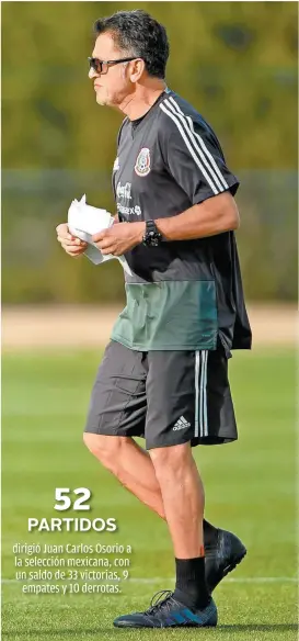  ??  ?? Juan Carlos Osorio, durante un entrenamie­nto del Tri