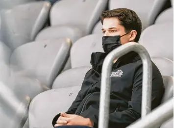  ?? Foto: Siegfried Kerpf ?? Bisher durfte Matt Puempel seinen Panther‰Kollegen bei der Arbeit im Curt‰Frenzel‰Stadion nur zusehen. Am Freitag soll der 28‰jährige Kanadier erstmals für den AEV auflaufen.