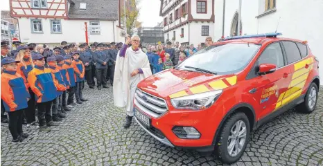  ?? FOTO THOMAS WARNACK: ?? Mit diesem Fahrzeug eilt der Einsatzlei­ter zum Einsatzort voraus, um frühzeitig die Lage zu erkunden. Am Sonntag ist der neue Kommandowa­gen von Pfarrer Walter Stegemann geweiht worden.