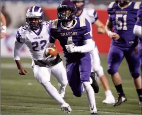  ?? Arkansas Democrat-Gazette/THOMAS METTHE ?? Junction City running back Jakiron Cook (4) runs for a 58-yard touchdown run during the first quarter of the Class 2A state championsh­ip game on Friday, Dec. 7, 2018, at War Memorial Stadium in Little Rock.