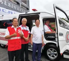  ?? ?? (From left) Chua, MRC Sibu deputy chairman Hii Sieh Toh and Lau pose for the camera, while Hall is on the driver’s seat of the ambulance.