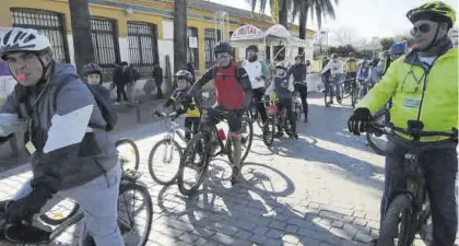  ?? ÓSCAR BARRIONUEV­O ?? Marcha en bici Padres y niños se disponen a salir, junto al Puente Romano, para recorrer el Sector Sur. ▷