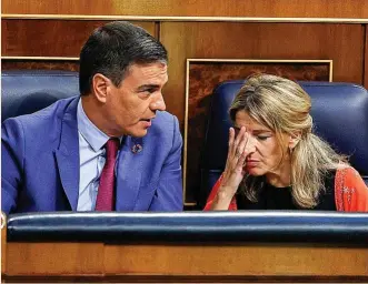  ?? ?? El presidente del Gobierno, Pedro Sánchez, ayer, con la vicepresid­enta Segunda, Yolanda Díaz.