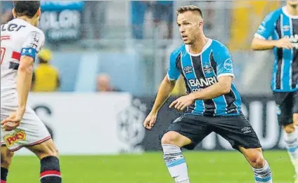  ??  ?? Arthur, medio del Gremio de Porto Alegre, está pasando unos días de vacaciones en Iguazú